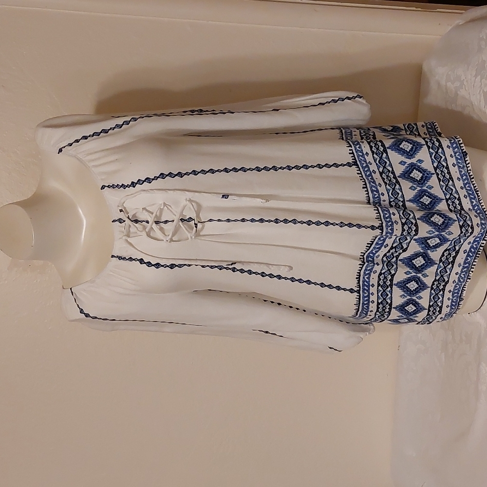 Aeskai, blouse, white, beautiful blue trim. Size L.  Pre-owned like new.